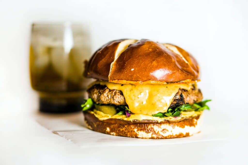 Burgers et Bières : Le Duo Parfait pour une Soirée entre Amis