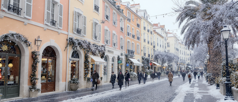 découvrez pourquoi nice reste une destination enneigée rare en europe pendant noël, contrastant avec les régions les plus touchées par la neige pour les fêtes de fin d'année.