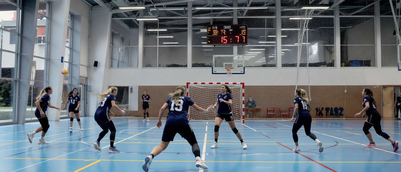 l’ogc nice handball s’incline lourdement à domicile face à la redoutable équipe du nord, victime de leur puissance impitoyable lors d’un match intense.