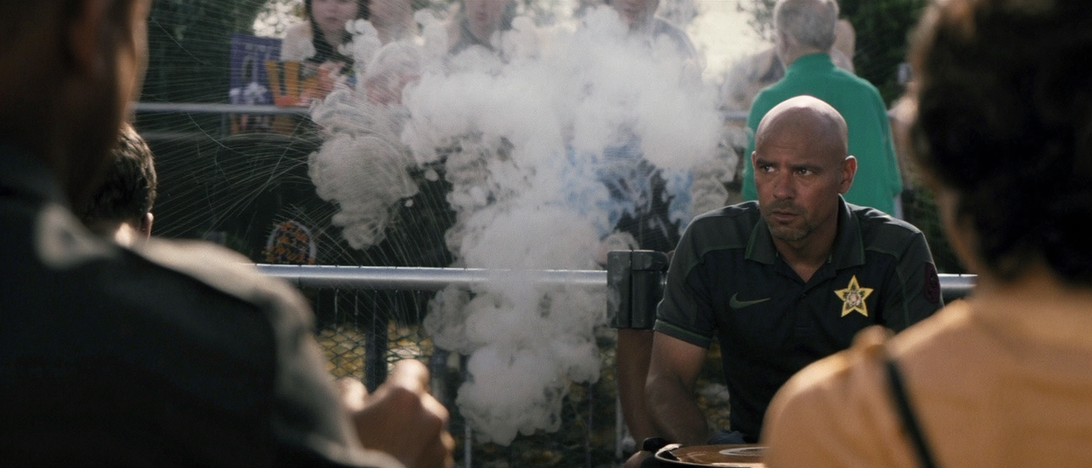 un spectacle de dieudonné a été interrompu brutalement à caussols malgré un arrêté préfectoral l'interdisant, suscitant polémique et réactions dans la région.