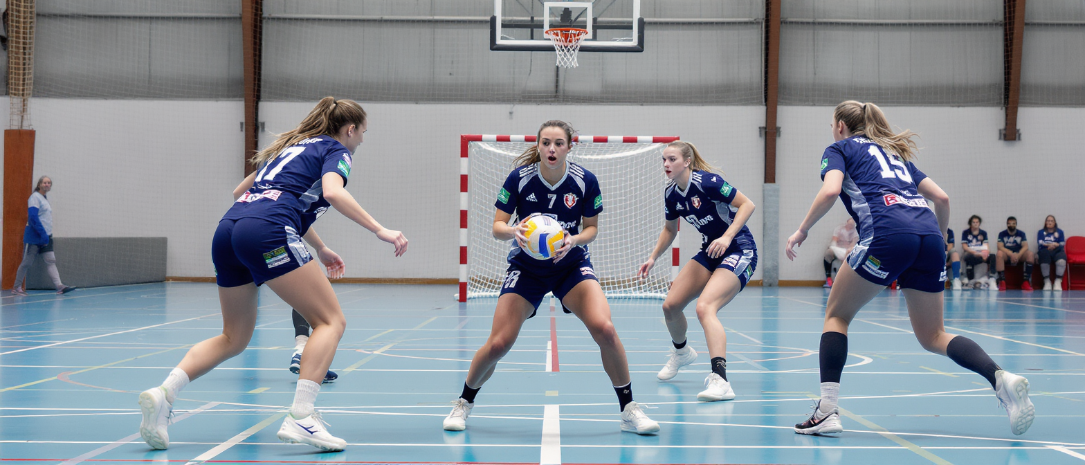 chambray se qualifie pour les demi-finales de la coupe de france en éliminant l’ogc nice handball lors des quarts de finale dans un match intense et décisif.